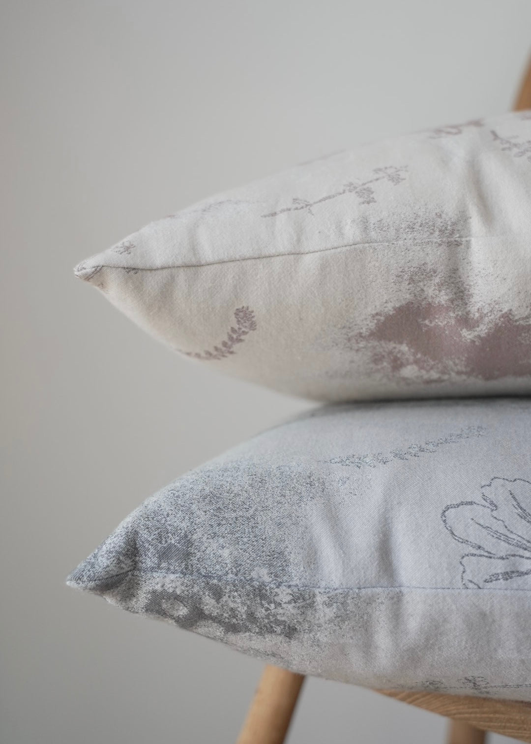 shadow contour jacquard cushion (gray)