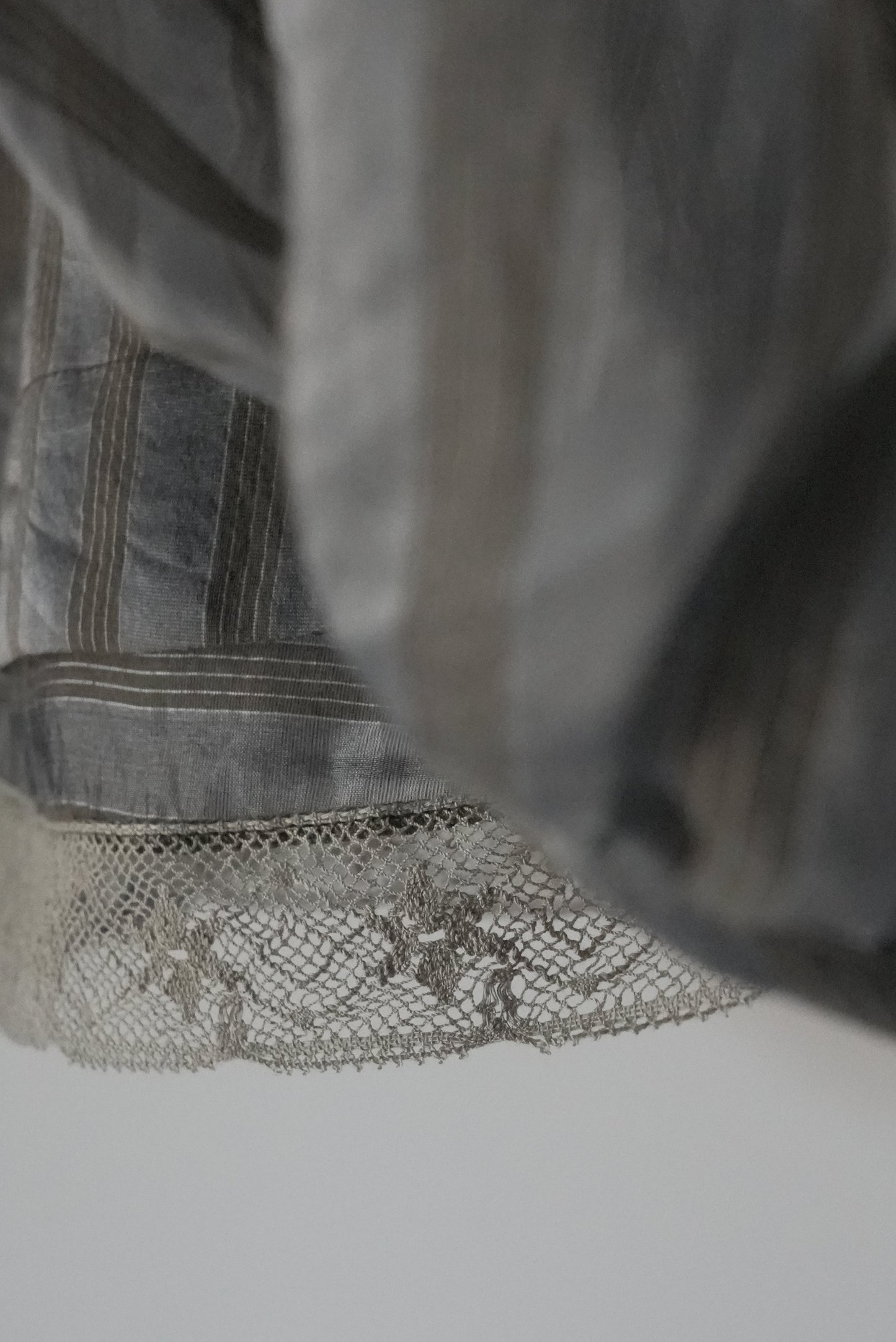 <soon>stripe patch lace mist blouse (khaki)</soon>