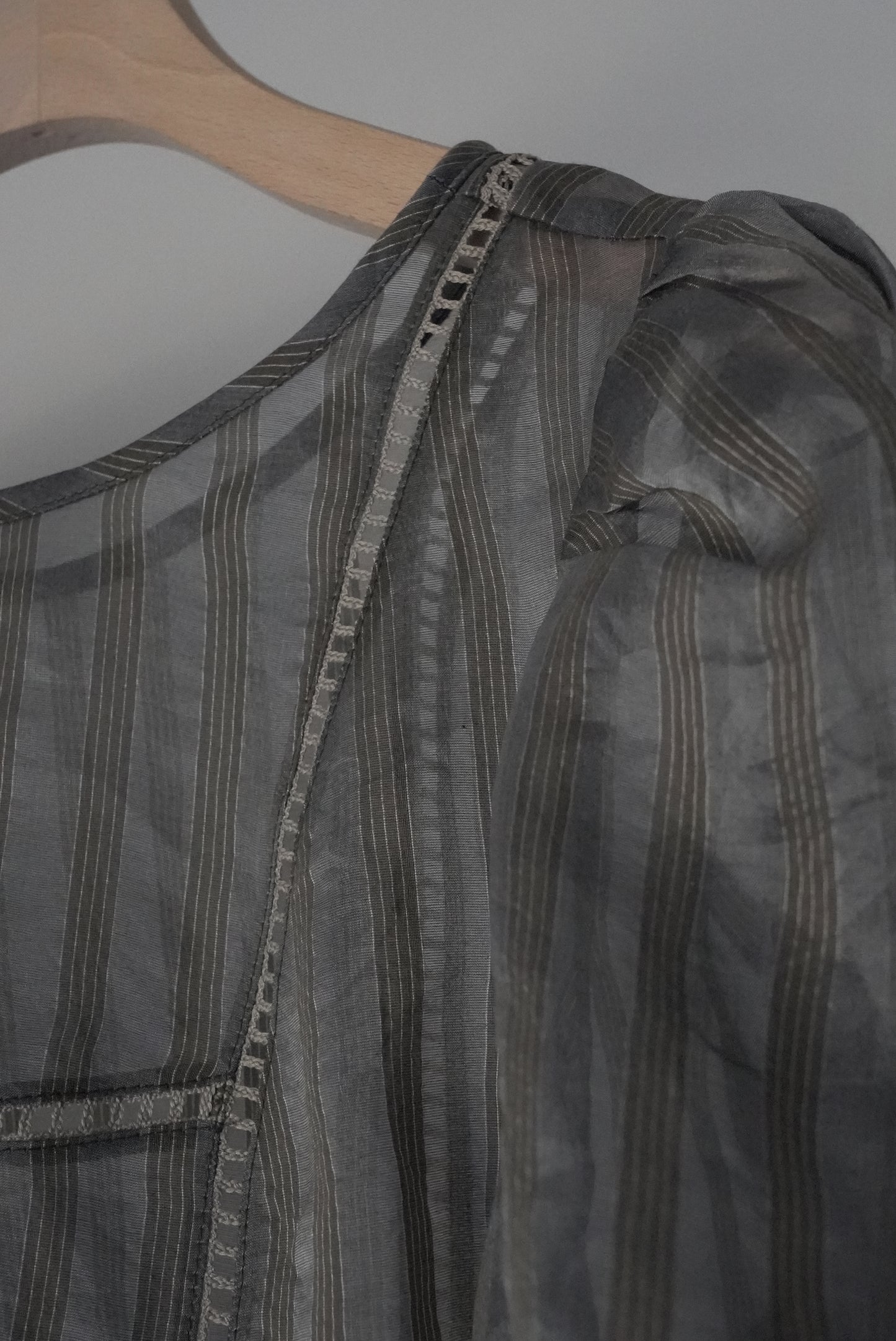 <soon>stripe patch lace mist blouse (khaki)</soon>