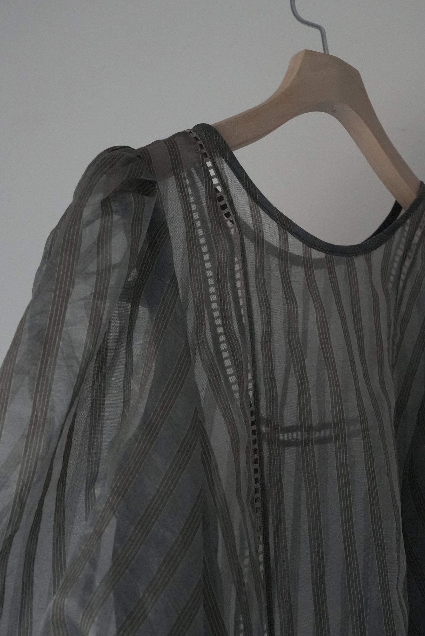 <soon>stripe patch lace mist blouse (khaki)</soon>