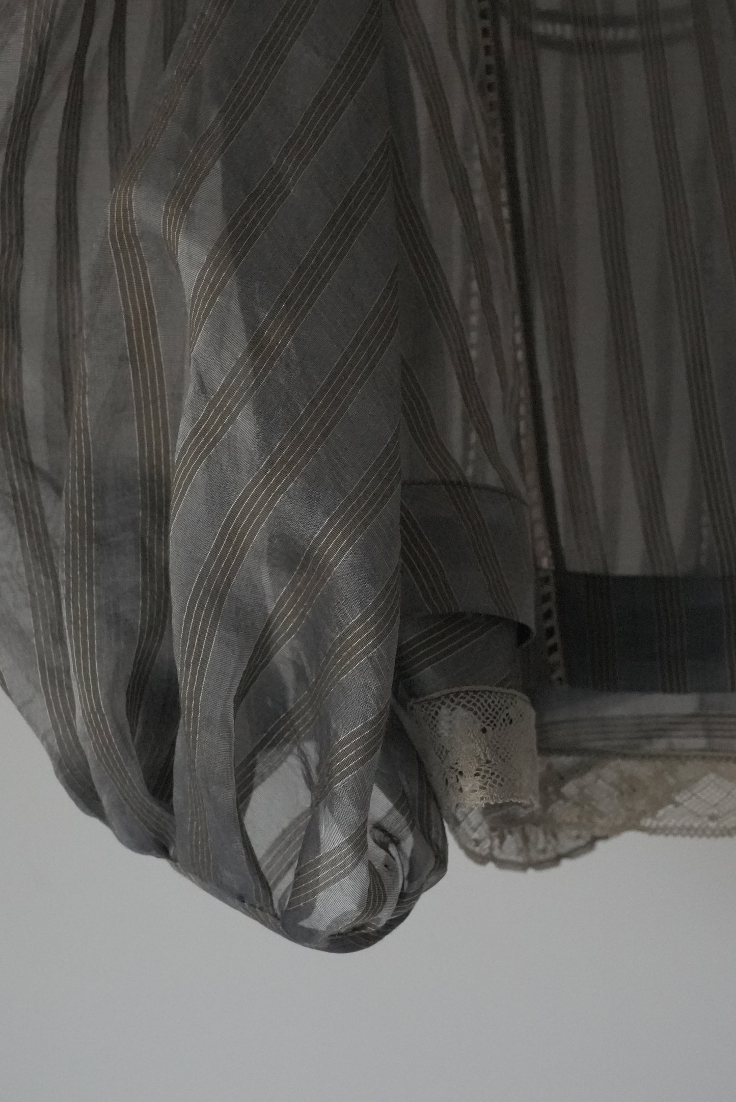 <soon>stripe patch lace mist blouse (khaki)</soon>