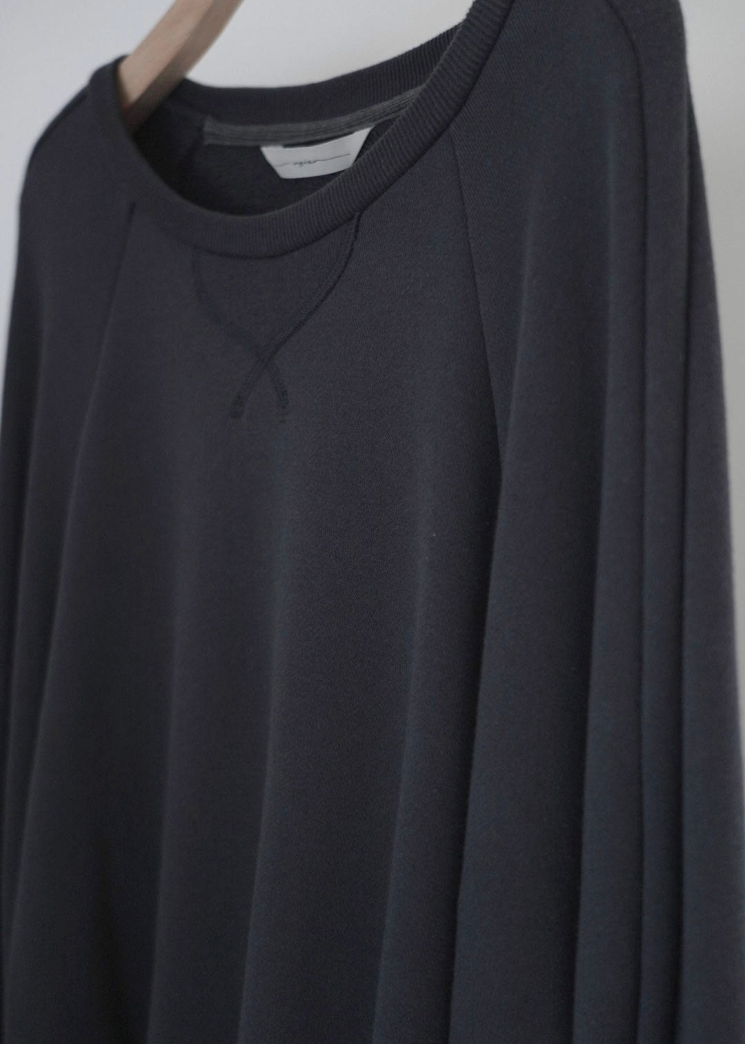 lib band sleeve pullover (charcoal)