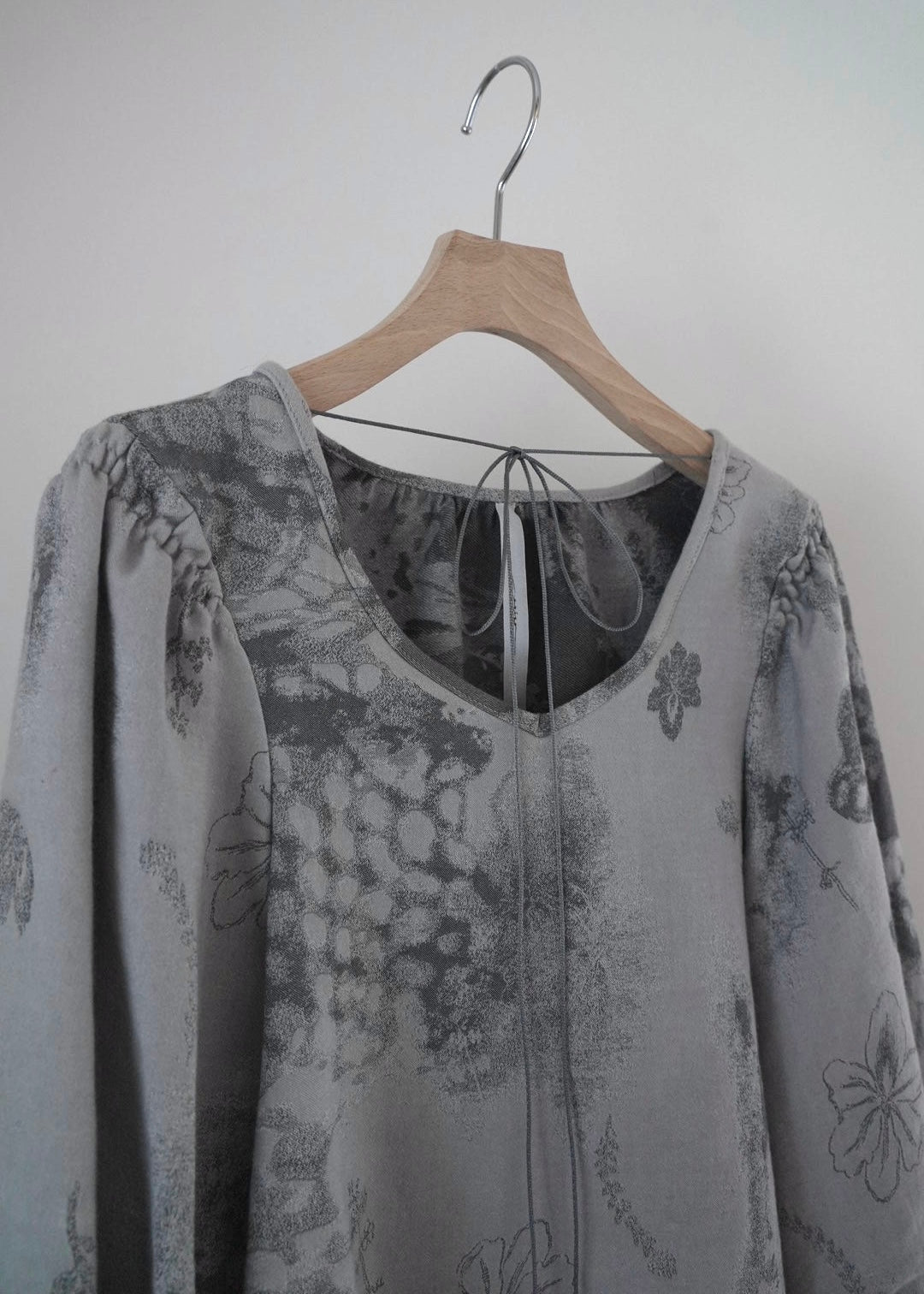 shadow contour jacquard blouse (gray)