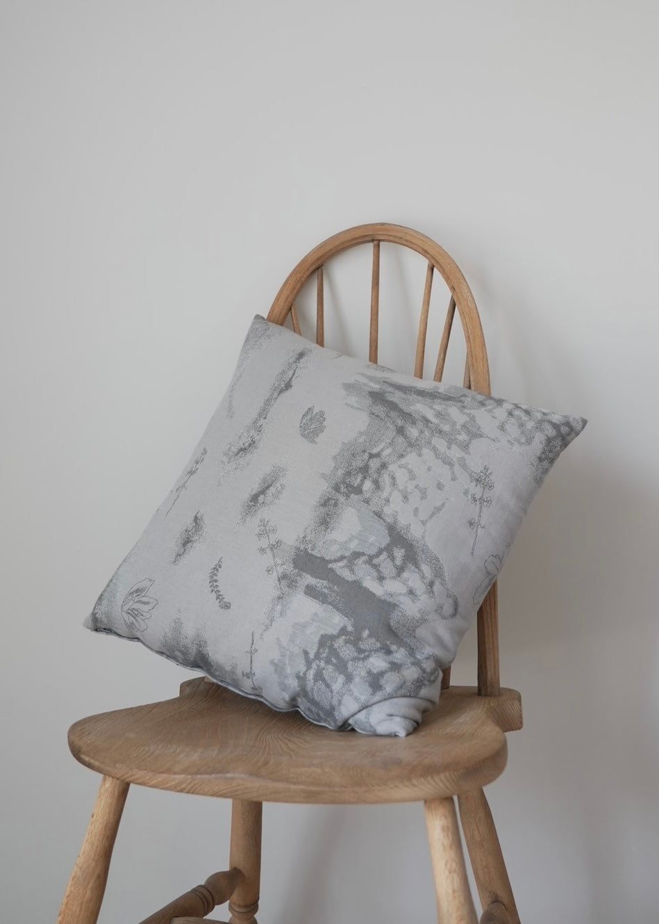 shadow contour jacquard cushion (gray)